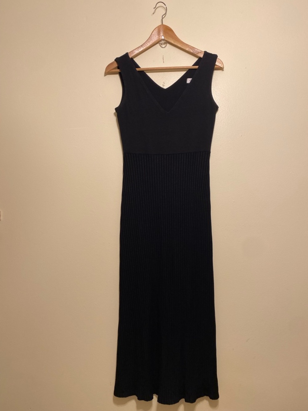 Amour Vert Black V-Neck Ribbed Maxi Dress. Size XS